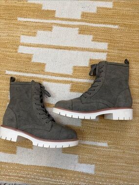 MIA Haven Olive Green Perforated Suede Combat Lug Sole Boots Size EUC 9.5